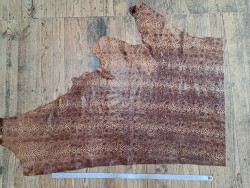 Demi peau de cuir de veau grain façon serpent - brun rouge - maroquinerie - Cuir en stock