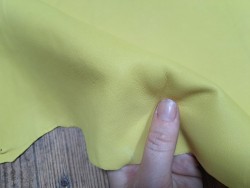 Peau de cuir d'agneau - jaune citron - maroquinerie - accessoire - cuir en stock