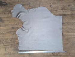 Détail grain togo - cuir de taurillon - métallisé - gris clair - maroquinerie - cuir en stock