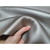 Détail grain togo - cuir de taurillon - métallisé - gris clair - maroquinerie - Cuir en Stock