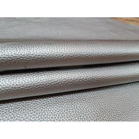 Détail grain togo - cuir de taurillon - métallisé - gris clair - maroquinerie - Cuir en stock