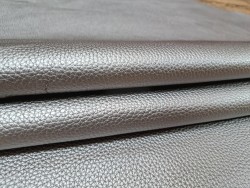 Grand morceau de cuir de taurillon - métallisé - gris clair - gros grain - Cuir en Stock