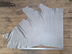 Grand morceau de cuir de taurillon - métallisé - gris clair - gros grain - Cuir en stock