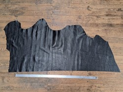 Grand morceau de cuir de taurillon - gros grain - couleur noire - Cuir en stock