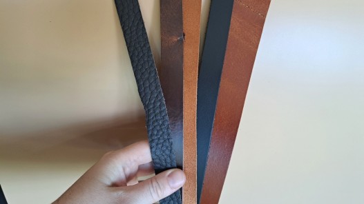 Lot de 5 bandes de cuir - 2ème choix - anses - lanière - ceinture - bracelet - sellerie - Cuir en Stock
