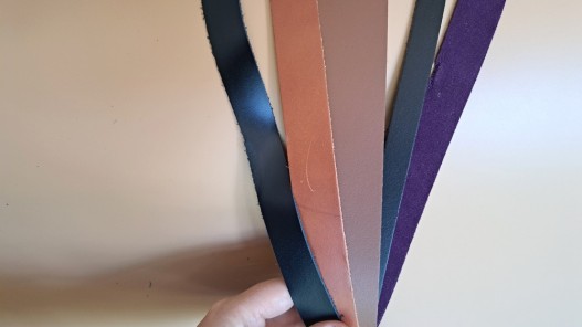 Lot de 5 bandes de cuir - 2ème choix - anses - lanière - ceinture - bracelet - sellerie - Cuir en Stock