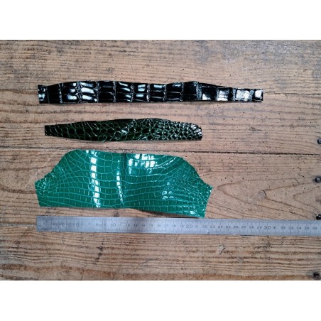 lot de morceaux de cuir de crocodile vert - maroquinerie - bijoux - Cuir en stock