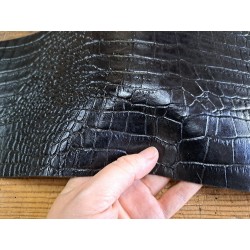 Morceau de collet végétal noir - grain façon crocodile - Cuir en stock