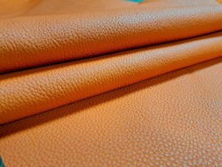 Morceau de cuir de taurillon - gros grain - couleur orange - cuirenstock