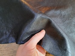 Détail peau de cuir de mouton satiné noir - maroquinerie - Cuirenstock