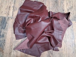 chutes de cuir de veau bordeaux - maroquinerie - ameublement - cuir en stock