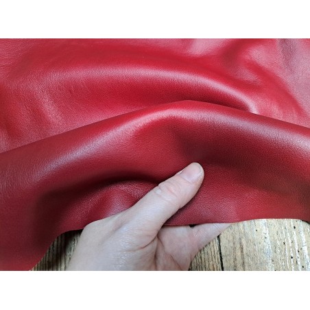 Demi-peau de veau - Rouge cerise - maroquinerie - cuir en stock