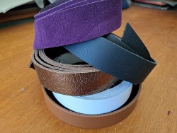 Lot de 5 bandes de cuir - 2ème choix - anses - lanière - ceinture - bracelet - sellerie - Cuir en stock