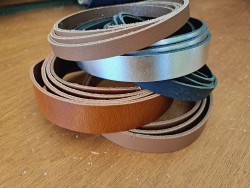 Lot de 5 bandes de cuir - 2ème choix - anses - lanière - ceinture - bracelet - sellerie - Cuir en stock