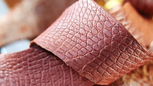 flanc de crocodile brique accessoire bijoux maroquinerie exotique cuir en stock