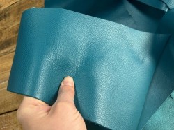 Morceaux cuir de vache bleu paon - 2-2,5 mm - Cuir en Stock