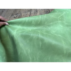 Peau de veau velours, ciré pull-up nuancé vert pomme - Cuir en Stock