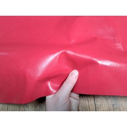 morceau de cuir de vachette pullup ciré - rose vif - maroquinerie - Cuir en stock