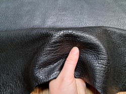Peau de cuir de mouton crispé - noir satiné - maroquinerie ou vêtement - Cuir en stock