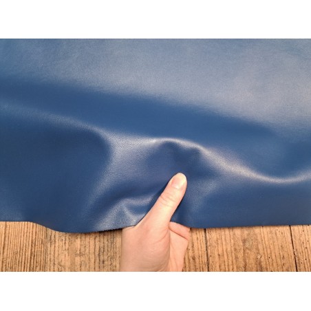 demi peau de cuir de veau lisse bleu denim - maroquinerie - ameublement - cuir en stock