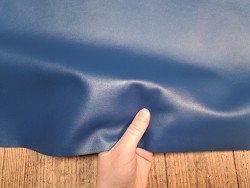 demi peau de cuir de veau lisse bleu denim - maroquinerie - ameublement - cuir en stock