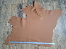 Demi-peau de cuir de taurillon - gros grain - couleur marron gold - Cuir en stock