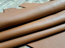 Demi-peau de cuir de taurillon - gros grain - couleur marron gold - Cuir en Stock