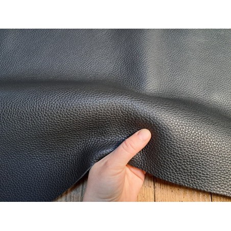 Demi-peau de cuir de taurillon - gros grain - couleur noir satiné - Cuir en Stock