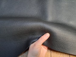 Demi-peau de cuir de taurillon - gros grain - couleur noir satiné - Cuir en Stock