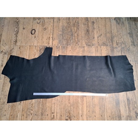 Demi-peau de cuir de taurillon - gros grain - couleur noir satiné - Cuir en stock
