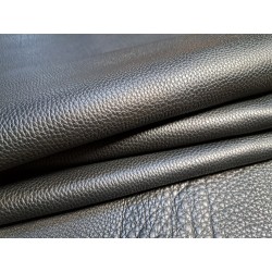 Demi-peau de cuir de taurillon - gros grain - couleur noir satiné - Cuir en Stock
