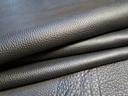 Demi-peau de cuir de taurillon - gros grain - couleur noir satiné - Cuir en Stock