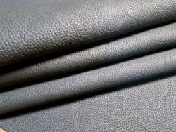 Demi-peau de cuir de taurillon - gros grain - vert mat- Cuir en sock