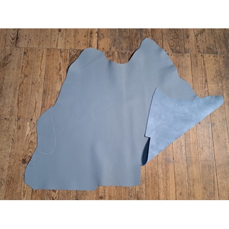 Grand morceau de cuir de taurillon - gros grain - couleur bleu gris - cuir en stock
