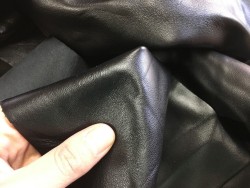 peau de cuir agneau noir satiné maroquinerie vêtement luxe cuirenstock