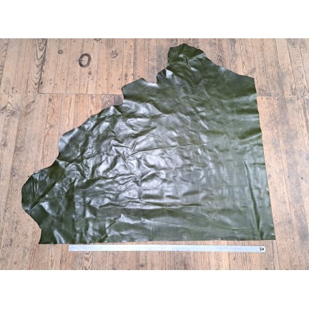 Demi-peau de cuir de vachette finition ciré pullup vert forêt - maroquinerie - Cuir en stock