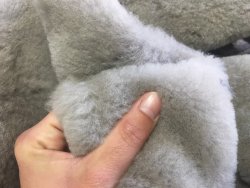 peau de cuir de mouton laine taupe accessoire chausson Cuir en Stock