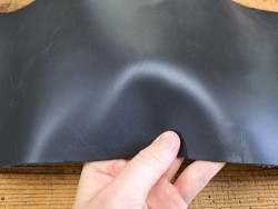 Bande de cuir tannage végétal lisse - Noir - Cuir en Stock