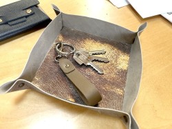 Porte clés fin en cuir avec petit  mousqueton - 5 coloris - idée cadeau - goodies - Cuirenstock