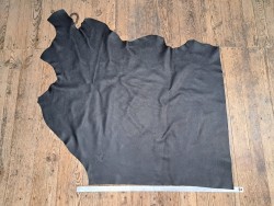 Demi-peau de cuir de taurillon noir satiné - Cuir en Stock