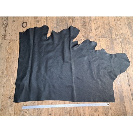 Demi-peau de cuir de taurillon - gros grain - couleur noir satiné - Cuir en Stock