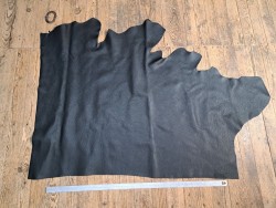 Demi-peau de cuir de taurillon - gros grain - couleur noir satiné - Cuir en Stock