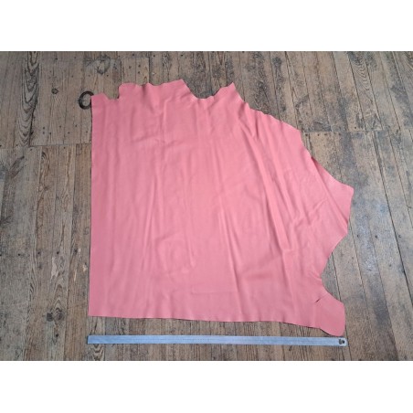 Grand morceau de cuir de taurillon - gros grain - couleur vieux rose - Cuir en stock