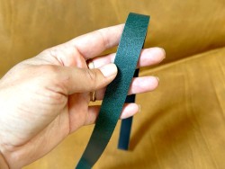 Bande de cuir - double croupon - Pullup VERT - anse de sac - lanière - Cuir en Stock