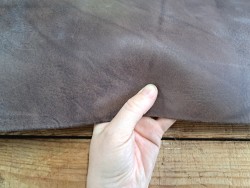 Morceau de collet végétal nuancé- Brun cèdre - Cuir en Stock