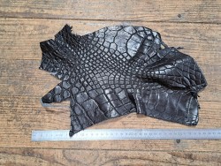 morceau de cuir de crocodile - noir mat - cuir en stock