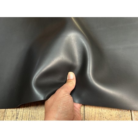 Demi-peau de cuir de veau lisse au tannage souple - Noir mat - Cuir en Stock