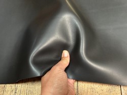 Demi-peau de cuir de veau lisse au tannage souple - Noir mat - Cuir en Stock