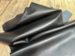 Demi-peau de cuir de veau lisse au tannage souple - Noir mat - Cuir en Stock