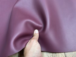 Demi-peau de cuir de veau lisse au tannage souple - lie de vin - Cuir en Stock